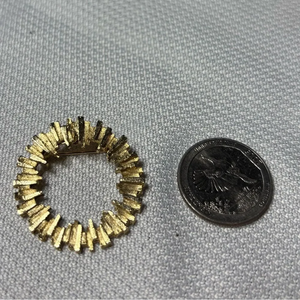 Vintage Goldtone Round Brooch Excellent Preloved Condition